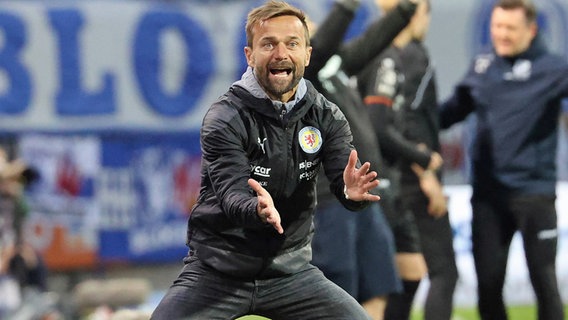 Eintracht Braunschweigs Trainer Michael Schiele © IMAGO / Hübner 