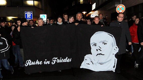 Jörg Schmadtke (r.) beim Schweigemarsch für Robert Enke (Foto aus dem Jahr 2009) © Witters Foto: Tay DucLam