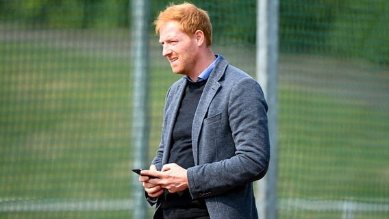 VfL-Sportdirektor Benjamin Schmedes © imago images / Nordphoto 