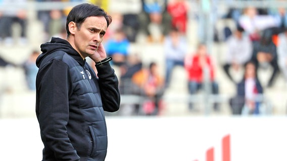 Trainer Florian Schnorrenberg vom VfB Lübeck © IMAGO / Fotostand 