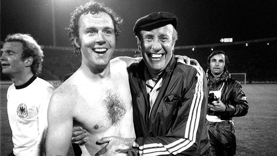 Helmut Schön (r.) und Franz Beckenbauer jubeln bei der EM 1976. © picture-alliance / Sven Simon 