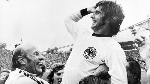 Helmut Schön (l.) jubelt nach dem WM-Triumph 1974 mit dem Torschützen Gerd Müller. © dpa 