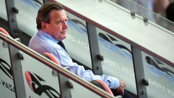 Gerhard Schröder im Fußball-Stadion © picture alliance / GES/Thomas Eisenhuth | Thomas Eisenhuth 