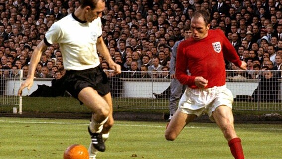WM-Endspiel 1966 in Wembley: Willi Schulz kämpft mit dem Engländer Ray Wilson um den Ball. © picture-alliance/ dpa 