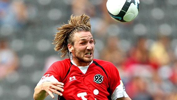 Christian Schulz von Hannover 96 beim Kopfball. © picture-alliance 