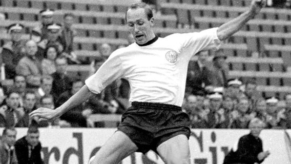 Der deutsche Abwehrspieler Willi Schulz 1966 bei der WM © picture-alliance/ dpa 