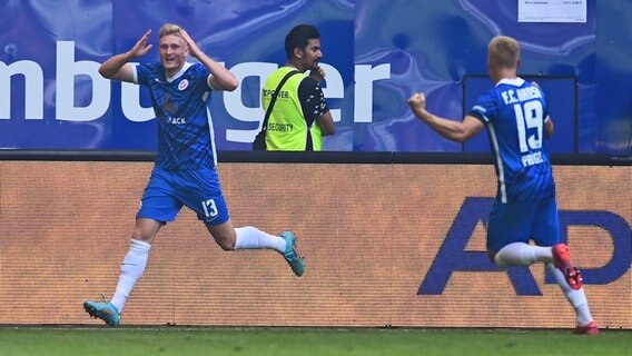 Kevin Schumacher (l.) bejubelt seinen Siegtreffer gegen den HSV. © Witters 