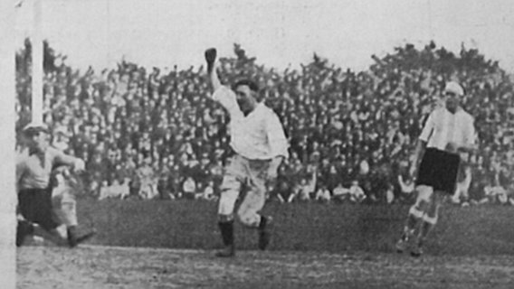 Erwin Seeler jubelt über ein Tor für SC Lorbeer von 1906 im Endspiel der Bundesmeistershcaft 1931 im Victoria-Stadion  