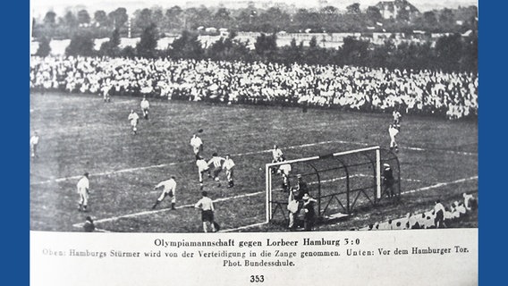 Eine Zeitungsfoto über ein Freundschaftsspiel zwischen der deutschen Olympiamannschaft des Arbeitersports gegen den SC Lorbeer von 1906 im Juli 1931 in Leipzig  