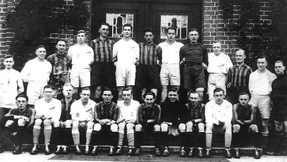 Eine Herren-Mannschaft des SC Lorbeer von 1906 (helle Hemden) posiert mit einer anderen Mannschaft  