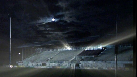 Das Stadion des SV Meppen in der Dunkelheit  