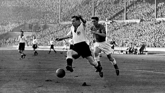 Uwe Seeler (l.) im Dezember 1954 bei seinem zweiten Länderspiel gegen England in Wembley © picture alliance / dpa 