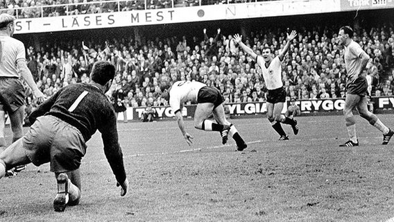 Uwe Seeler (2.v.l.) erzielt 1965 in Schweden das entscheidende Tor für die deutsche Nationalmannschaft in der WM-Qualifikation. © dpa 