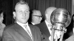 Uwe Seeler mit dem Goldenen Ball für den Fußballer des Jahres 1960 © dpa 