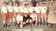 Jugendmannschaft des Hamburger SV mit Uwe Seeler (3.v.r.) und Trainer Günther Mahlmann © Witters HSV-Museum 