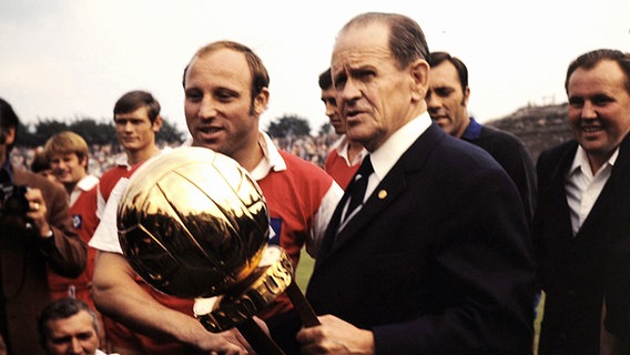Uwe Seeler bekommt von Ex-Bundestrainer Sepp Herberger den Pokal als Fußballer des Jahres 1970 © Witters Foto: Wilfried Witters
