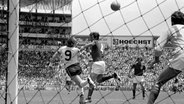 Uwe Seeler erzielt im WM-Viertelfinale 1970 gegen England das 2:2. © Witters 