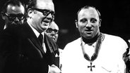 Uwe Seeler (r.) bekommt 1970 vor seinem letzten Länderspiele von Innen-Staatssekretär Wolfram Dorn das Bundesverdienstkreuz verliehen. © picture alliance / dpa 