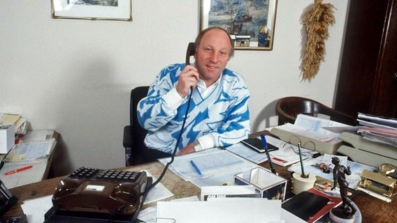 Uwe Seeler sitzt am Schreibtisch (Aufnahme von 1986) © imago sportfotodienst 