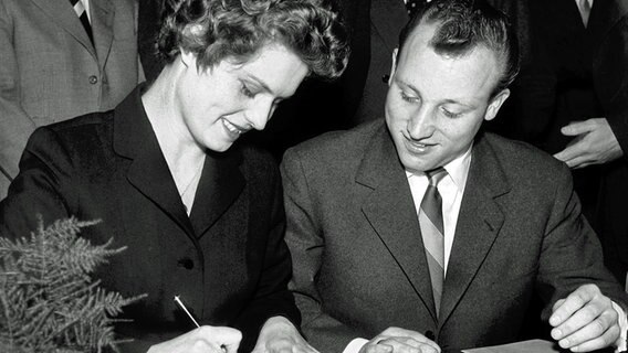 Uwe Seeler und seine Frau Ilka bei der Hochzeit im Februar 1959 © dpa 