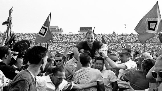 Fans tragen Uwe Seeler nach dem Gewinn der Meisterschaft 1960 auf ihren Schultern. © Witters 