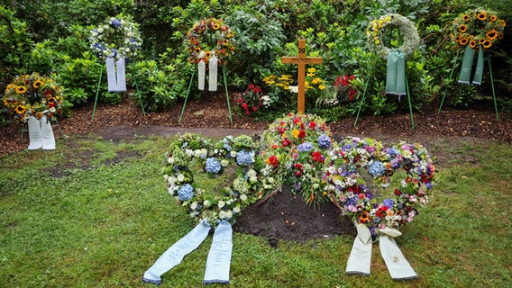 Das Grab von Uwe Seeler auf dem Friedhof Ohlsdorf. © picture alliance/dpa Foto: Christian Charisius