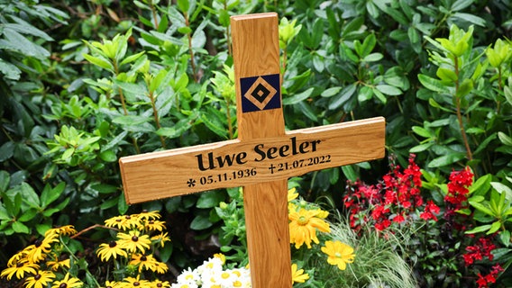 Das Kreuz am Grab von Uwe Seeler auf dem Friedhof Ohlsdorf. © picture alliance/dpa Foto: Christian Charisius