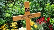 Das Kreuz am Grab von Uwe Seeler auf dem Friedhof Ohlsdorf. © picture alliance/dpa Foto: Christian Charisius