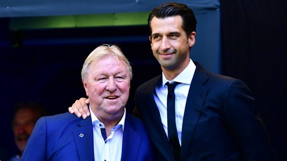 Horst Hrubesch (l.) und Jonas Boldt während der Trauerfeier für Uwe Seeler. © Witters/ValeriaWitters Foto: ValeriaWitters