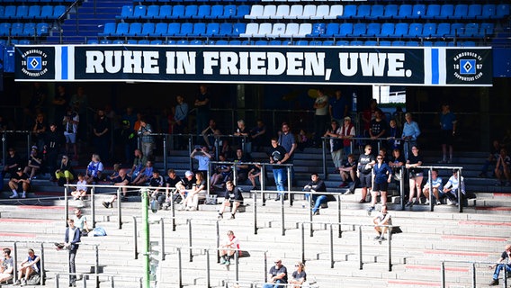Fans HSV in der Nordkurve, unter dem Transparent "Ruhe in Frieden, Uwe." während der Trauerfeier für Uwe Seeler. © Witters/LeonieHorky 