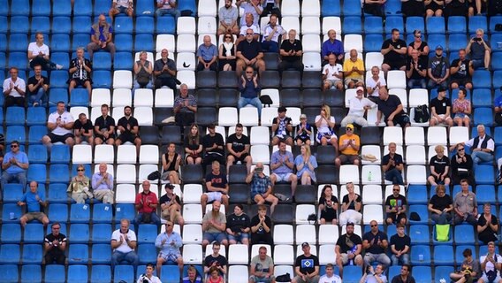 HSV-Fans während der Trauerfeier für Uwe Seeler. © picture alliance/dpa | Daniel Bockwoldt 