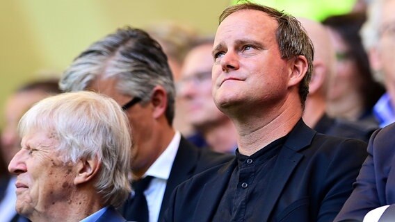 St. Paulis Präsident Oke Göttlich während der Trauerfeier für Uwe Seeler. © Witters/ValeriaWitters Foto: ValeriaWitters