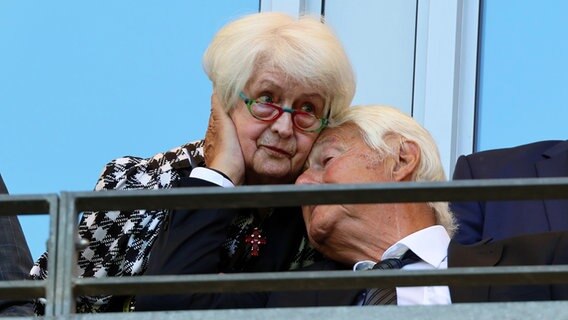 Max Lorenz (r.), ehemaliger Fußballspieler bei Werder Bremen, begrüßt Ilka Seeler, die Witwe von Uwe Seeler, vor der Trauerfeier. © picture alliance/dpa/dpa Pool | Christian Charisius 