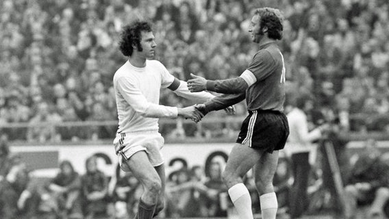 Hannovers Hans Siemensmeyer (r.) entschuldigt sich bei Franz Beckenbauer. © imago/Rust 