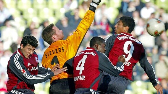 Hannovers Keeper Jörg Sievers im setzt sich im Zweikampf gegen die Spieler von Bayern München durch. ©  imago/WEREK 