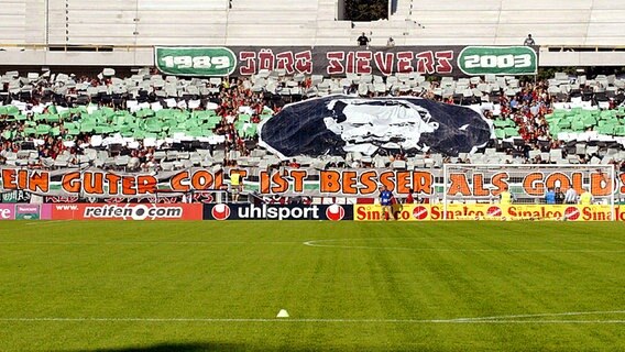 Hannovers Fans feiern mit einem Plakat Keeper Jörg Sievers © imago/Rust Foto: Rust