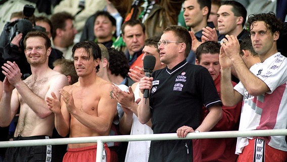 Hannovers Profis und Trainer Ralf Rangnick feiern den Bundesliga-Aufstieg 2002. © imago/Kicker/Liedel 