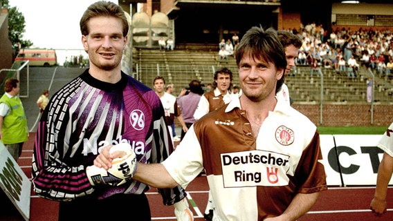 Hannovers Keeper Jörg Sievers (r.) und sein Bruder Ralf Sievers vom FC St. Pauli ©  imago/Rust Foto: Rust