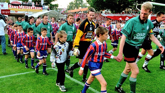 Die Spieler von Energie Cottbus und Hannover 96 betreten den Rasen. ©  imago/Rust Foto: Rust