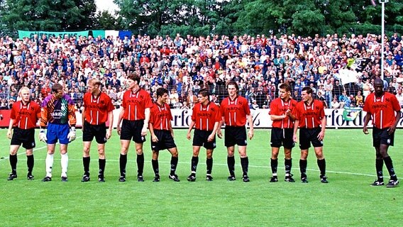 Die Mannschaft von Hannover 96 vor der Zweitliga-Saison 1998/99 ©  imago/Rust Foto: Rust