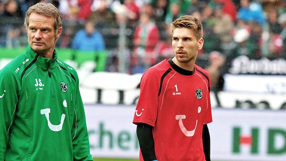 Hannovers Keeper Ron-Robert Zieler (r.) und Torwarttrainer Jörg Sievers © imago sportfotodienst 