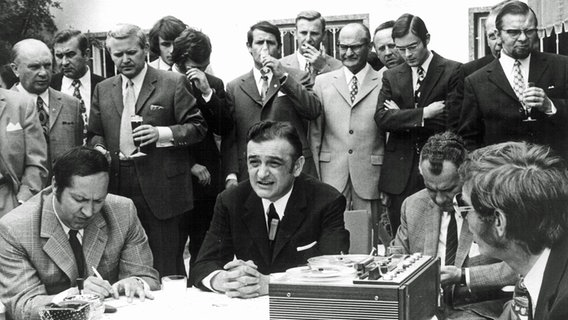 Offenbach-Präsident Horst-Gregorio Canellas (M.) bei einer Pressekonferenz am 6. Juni 1971 © picture-alliance / dpa | Frm 
