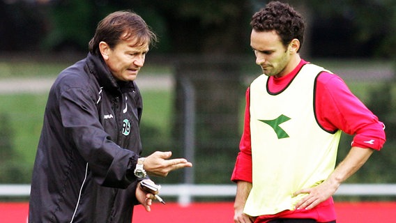 Coach Ewald Lienen (l.) und Ricardo Sousa (Bild aus dem Jahr 2005) © imago/Kaletta Foto: Kaletta