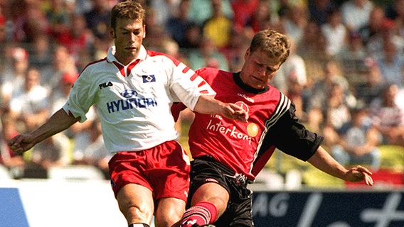 HSV-Mittelfeldspieler Harald Spörl im Zweikampf mit Nürnbergs Matthias Maucksch © picture-alliance / dpa 