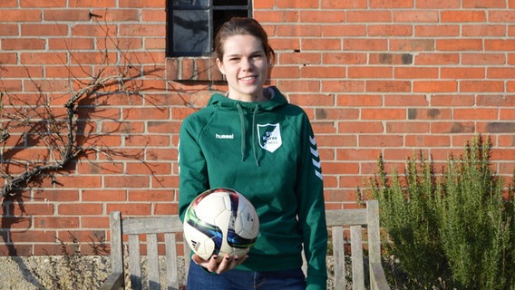 Marieke Anderszon macht von der neuen Regel im Amateurfußball in Niedersachsen gebrauch: Sie spielt bei den Männern mit. © NDR 