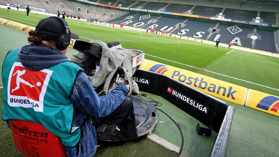 Ein Kameramann im leeren Fussballstadion © picture alliance / Roland Weihrauch / dpa Foto: Roland Weihrauch