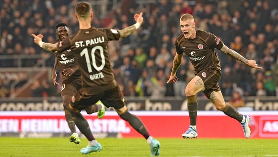 Eric Smith vom FC St. Pauli jubelt © IMAGO/MIS 