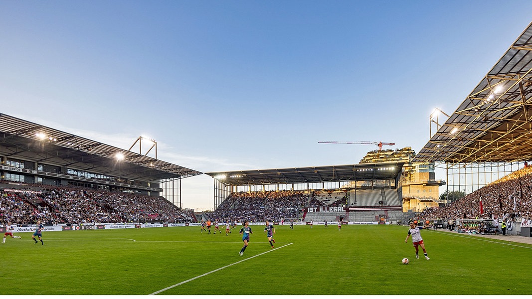 Das Millerntor-Stadion beim Pokal-Derby der Frauen FC St. Pauli gegen den HSV