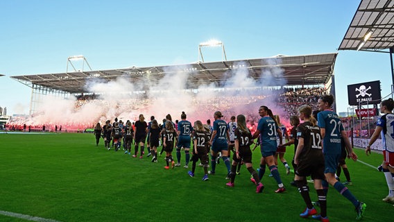 Einmarsch der Spielerinnen vor dem Pokalduell FC St. Pauli gegen den HSV. © Witters 
