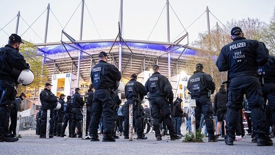 Polizisten vor dem Volksparkstadion © picture alliance/dpa 